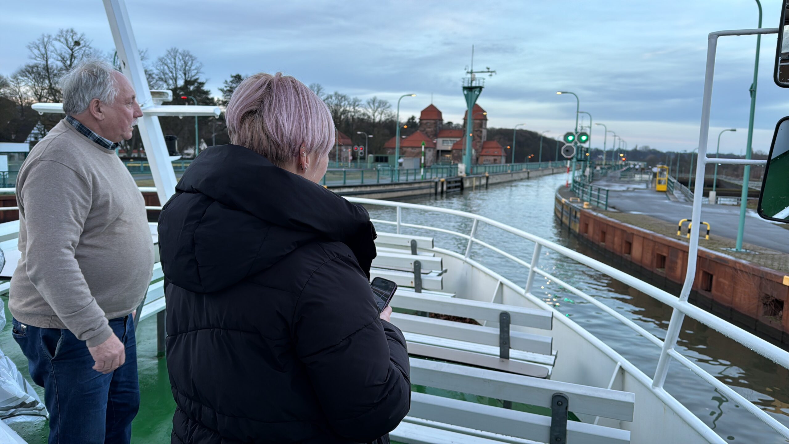 Beginn der Überführungsfahrt der MS Donauprinzessin mit erster Schleuseneinfahrt - ruhige Stimmung bei Start der Reise von Minden nach Kelheim